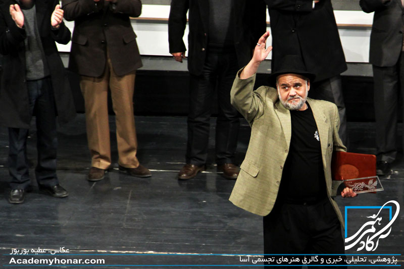 اکبر عبدی برنده سیمرغ بلورین نقش مکمل مرد