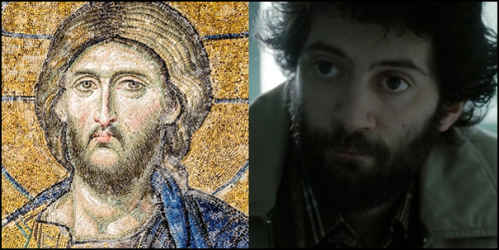 تصویر شمارهی ۳- نمایی از فیلم (راست) که به شمایل مسیح در موزائیکی از آثار بهجایماندهی سدهی دوازدهم میلادی، متعلق به روم شرقی و بهدست آمده از ایاصوفیه (چپ) شباهت کامل دارد. مسیح در فیلم گرسنگی